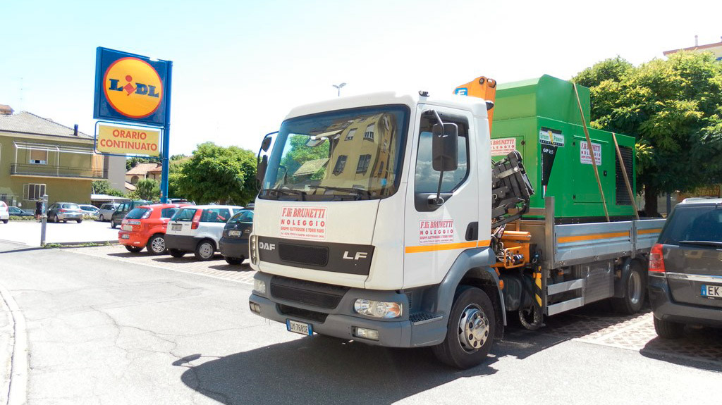 Brunetti Generatori - Noleggio Gruppi Elettrogeni e Torri Faro - Gruppi Elettrogeni Supersilenziati nel parcheggio della Lidl